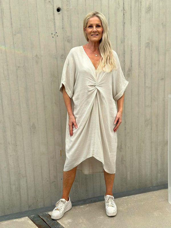 Vivian Kjole Beige
