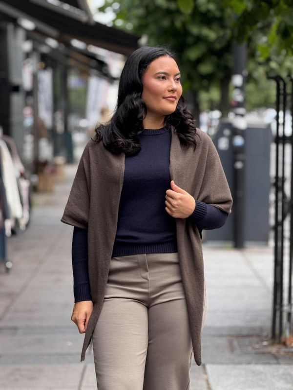 Elle Genser Navy