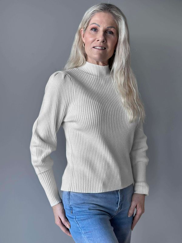 Louise Genser Beige